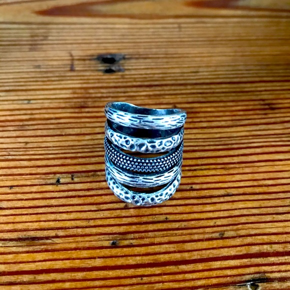 Costume knuckle ring silver with antiquing and textured appearance, approx 7-8 - Picture 2 of 3